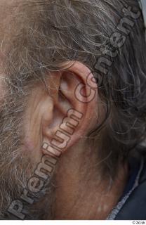 D0011 Man ear reference 0001